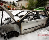 Fahrzeugbrand greift auf weiteren PKW über - Beide Fahrzeuge stehen dicht an Karrosserie und Lackbetrieb - Gebäude verraucht