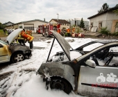 Fahrzeugbrand greift auf weiteren PKW über - Beide Fahrzeuge stehen dicht an Karrosserie und Lackbetrieb - Gebäude verraucht