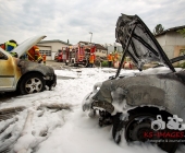 Fahrzeugbrand greift auf weiteren PKW über - Beide Fahrzeuge stehen dicht an Karrosserie und Lackbetrieb - Gebäude verraucht