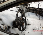 Fahrzeugbrand greift auf weiteren PKW über - Beide Fahrzeuge stehen dicht an Karrosserie und Lackbetrieb - Gebäude verraucht