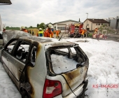 Fahrzeugbrand greift auf weiteren PKW über - Beide Fahrzeuge stehen dicht an Karrosserie und Lackbetrieb - Gebäude verraucht