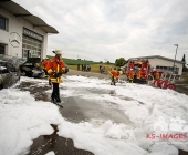 Fahrzeugbrand greift auf weiteren PKW über - Beide Fahrzeuge stehen dicht an Karrosserie und Lackbetrieb - Gebäude verraucht
