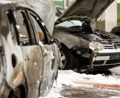 Fahrzeugbrand greift auf weiteren PKW über - Beide Fahrzeuge stehen dicht an Karrosserie und Lackbetrieb - Gebäude verraucht