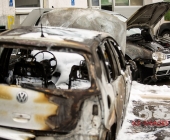 Fahrzeugbrand greift auf weiteren PKW über - Beide Fahrzeuge stehen dicht an Karrosserie und Lackbetrieb - Gebäude verraucht