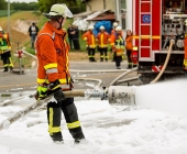 Fahrzeugbrand greift auf weiteren PKW über - Beide Fahrzeuge stehen dicht an Karrosserie und Lackbetrieb - Gebäude verraucht