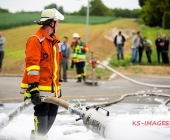 Fahrzeugbrand greift auf weiteren PKW über - Beide Fahrzeuge stehen dicht an Karrosserie und Lackbetrieb - Gebäude verraucht