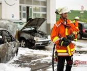 Fahrzeugbrand greift auf weiteren PKW über - Beide Fahrzeuge stehen dicht an Karrosserie und Lackbetrieb - Gebäude verraucht