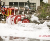 Fahrzeugbrand greift auf weiteren PKW über - Beide Fahrzeuge stehen dicht an Karrosserie und Lackbetrieb - Gebäude verraucht