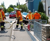 Rentnerunfall erst Fahrzeug angefahren dann unkontrolliert 50m weiter in den Vorgarten