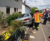 Rentnerunfall erst Fahrzeug angefahren dann unkontrolliert 50m weiter in den Vorgarten