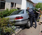 Rentnerunfall erst Fahrzeug angefahren dann unkontrolliert 50m weiter in den Vorgarten