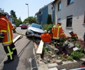 Rentnerunfall erst Fahrzeug angefahren dann unkontrolliert 50m weiter in den Vorgarten