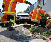 Rentnerunfall erst Fahrzeug angefahren dann unkontrolliert 50m weiter in den Vorgarten