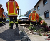 Rentnerunfall erst Fahrzeug angefahren dann unkontrolliert 50m weiter in den Vorgarten