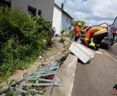 Rentnerunfall erst Fahrzeug angefahren dann unkontrolliert 50m weiter in den Vorgarten