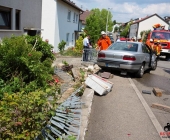 Rentnerunfall erst Fahrzeug angefahren dann unkontrolliert 50m weiter in den Vorgarten