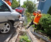 Rentnerunfall erst Fahrzeug angefahren dann unkontrolliert 50m weiter in den Vorgarten