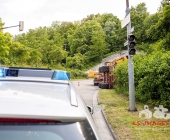 Traktorgespann kippt in Kurve - 16 Tonnen Rindenmulch verloren - Massive Verkehrsbehinderungen