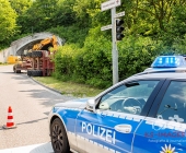 Traktorgespann kippt in Kurve - 16 Tonnen Rindenmulch verloren - Massive Verkehrsbehinderungen