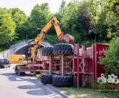 Traktorgespann kippt in Kurve - 16 Tonnen Rindenmulch verloren - Massive Verkehrsbehinderungen