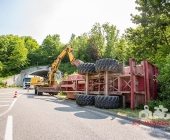Traktorgespann kippt in Kurve - 16 Tonnen Rindenmulch verloren - Massive Verkehrsbehinderungen