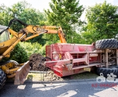 Traktorgespann kippt in Kurve - 16 Tonnen Rindenmulch verloren - Massive Verkehrsbehinderungen