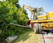 Traktorgespann kippt in Kurve - 16 Tonnen Rindenmulch verloren - Massive Verkehrsbehinderungen
