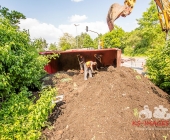 Traktorgespann kippt in Kurve - 16 Tonnen Rindenmulch verloren - Massive Verkehrsbehinderungen