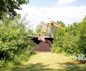 Traktorgespann kippt in Kurve - 16 Tonnen Rindenmulch verloren - Massive Verkehrsbehinderungen