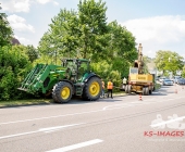 Traktorgespann kippt in Kurve - 16 Tonnen Rindenmulch verloren - Massive Verkehrsbehinderungen
