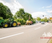 Traktorgespann kippt in Kurve - 16 Tonnen Rindenmulch verloren - Massive Verkehrsbehinderungen