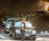 Traktorgespann kippt in Kurve - 16 Tonnen Rindenmulch verloren - Massive Verkehrsbehinderungen