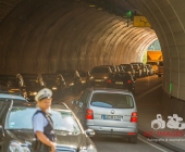 Traktorgespann kippt in Kurve - 16 Tonnen Rindenmulch verloren - Massive Verkehrsbehinderungen