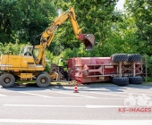 Traktorgespann kippt in Kurve - 16 Tonnen Rindenmulch verloren - Massive Verkehrsbehinderungen