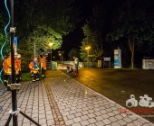 Streit im Straßenverkehr eskalieren das Schüsse fallen - Pizzabote angeschossen - Tatort gesichert mit Einsatzkräften in Anti Terror Schutzanzügen