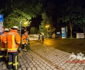Streit im Straßenverkehr eskalieren das Schüsse fallen - Pizzabote angeschossen - Tatort gesichert mit Einsatzkräften in Anti Terror Schutzanzügen