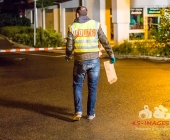 Streit im Straßenverkehr eskalieren das Schüsse fallen - Pizzabote angeschossen - Tatort gesichert mit Einsatzkräften in Anti Terror Schutzanzügen