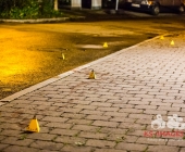 Streit im Straßenverkehr eskalieren das Schüsse fallen - Pizzabote angeschossen - Tatort gesichert mit Einsatzkräften in Anti Terror Schutzanzügen