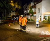 Streit im Straßenverkehr eskalieren das Schüsse fallen - Pizzabote angeschossen - Tatort gesichert mit Einsatzkräften in Anti Terror Schutzanzügen