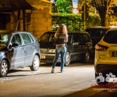 Streit im Straßenverkehr eskalieren das Schüsse fallen - Pizzabote angeschossen - Tatort gesichert mit Einsatzkräften in Anti Terror Schutzanzügen