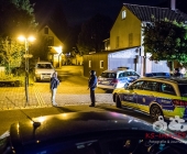 Streit im Straßenverkehr eskalieren das Schüsse fallen - Pizzabote angeschossen - Tatort gesichert mit Einsatzkräften in Anti Terror Schutzanzügen