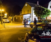 Streit im Straßenverkehr eskalieren das Schüsse fallen - Pizzabote angeschossen - Tatort gesichert mit Einsatzkräften in Anti Terror Schutzanzügen