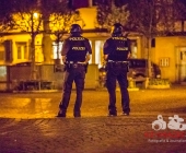 Streit im Straßenverkehr eskalieren das Schüsse fallen - Pizzabote angeschossen - Tatort gesichert mit Einsatzkräften in Anti Terror Schutzanzügen