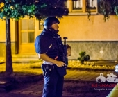 Streit im Straßenverkehr eskalieren das Schüsse fallen - Pizzabote angeschossen - Tatort gesichert mit Einsatzkräften in Anti Terror Schutzanzügen