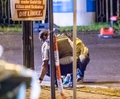 Streit im Straßenverkehr eskalieren das Schüsse fallen - Pizzabote angeschossen - Tatort gesichert mit Einsatzkräften in Anti Terror Schutzanzügen