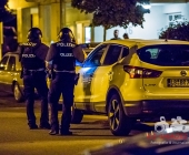 Streit im Straßenverkehr eskalieren das Schüsse fallen - Pizzabote angeschossen - Tatort gesichert mit Einsatzkräften in Anti Terror Schutzanzügen