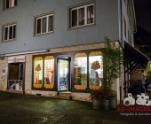 Streit im Straßenverkehr eskalieren das Schüsse fallen - Pizzabote angeschossen - Tatort gesichert mit Einsatzkräften in Anti Terror Schutzanzügen