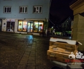 Streit im Straßenverkehr eskalieren das Schüsse fallen - Pizzabote angeschossen - Tatort gesichert mit Einsatzkräften in Anti Terror Schutzanzügen