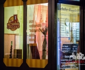 Streit im Straßenverkehr eskalieren das Schüsse fallen - Pizzabote angeschossen - Tatort gesichert mit Einsatzkräften in Anti Terror Schutzanzügen