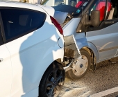 2 Unfälle auf 200m Strecke: Streifenwagen crasht frontal mit Blaulicht in den Gegenverkehr - Mehrere Verletzte